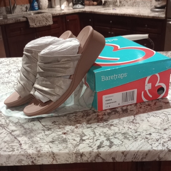 BareTraps Women's Metallic Sandals - Picture 1 of 3